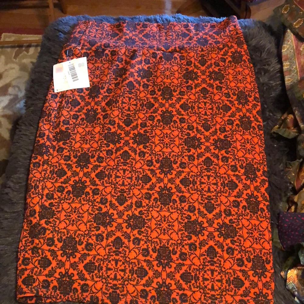 Really cute LuLaRoe Cassie Large.